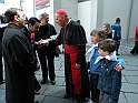 La Santa Sindone - Il Cardinal Poletto si intrattiene con i pellegrini_15